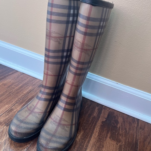 Authentic Burberry boots - Picture 3 of 5